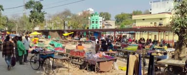 सुल्तानपुर: कलेक्टरी के पीछे स्थित वेंडरजोन के दुकानदारों ने जिलाप्रशासन से गोपालदास पुल की सड़क वेंडरजोन की सड़क से जोड़ने की करी मांग