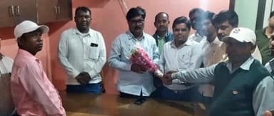 गोमिया: मुरुबंदा स्थित आवास में राज्य पिछड़ा वर्ग आयोग के अध्यक्ष योगेंद्र प्रसाद महतो से टेट पास सहायक अध्यापकों ने की मुलाकात