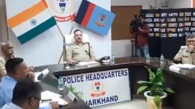 कांके: झारखंड पुलिस मुख्यालय में डीजीपी अजय कुमार सिंह ने लोकसभा चुनाव को लेकर पुलिस अधिकारीयों के साथ की बैठक