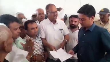 मंदसौर: DM कार्यालय में मध्य प्रदेश अधिकारी कर्मचारी संयुक्त मोर्चा ने प्रदर्शन कर DM को 6 सूत्री मांगों को लेकर दिया ज्ञापन