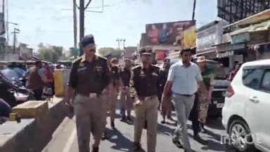 मुज़फ्फरनगर: CAA की अधिसूचना को लेकर डीएम एसएसपी के द्वारा भारी पुलिस फोर्स के साथ पैदल ग्रस्त कर लोगों को दी चेतावनी