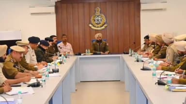 ਨਵਾਂਸ਼ਹਿਰ: ਨਵਾਂਸ਼ਹਿਰ ਐਸਐਸ ਪੀ ਡਾ ਮਹਿਤਾਬ ਸਿੰਘ ਨੇ ਸਮੂਹ ਜੀ ਓਜ ਅਤੇ ਮੁੱਖ ਥਾਣਾ ਅਫਸਰ ਨਾਲ ਅਪਰਾਧ ਸਮੀਖਿਆ ਮੀਟਿੰਗ  ਦਫਤਰ ਦੇ ਮੀਟਿੰਗ ਹਾਲ ਚ ਕੀਤੀ।