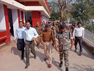 भदोही: उप जिलाधिकारी व क्षेत्राधिकारी के नेतृत्व में केंद्रीय बल सहित स्थानीय पुलिस द्वारा किया गया फ्लैग मार्च।