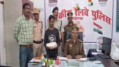 गोंडा: गोंडा जीआरपी ने फर्जी TTE को किया गिरफ्तार, फर्जी आई कार्ड व यात्रियों से वसूले गए रुपये बरामद