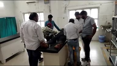 इटावा: उदी मोड़ पर बिजली ट्रांसफार्मर बदलते समय बिजली कर्मी गिरकर गंभीर रूप से हुआ घायल, जिला अस्पताल से सैफ़ई पीजीआई रेफर