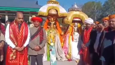 मंडी: पूर्व सीएम एवं नेता प्रतिपक्ष जयराम ठाकुर ने शुक्रवार को मंडी के मोतीपुर में देव अनंत बालूनाग के दर नवाया शीश