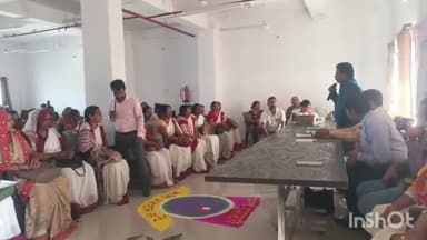 डुमरांव: डुमरांव स्थित प्रखंड सभागार में लोकसभा चुनाव में महिलाओं की मतदान में औसतन भागीदारी बढ़ाने पर हुई चर्चा