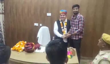 पोकरण: जोधाराम विश्नोई ने पोकरण नगर पालिका के अधिशासी अधिकारी का पदभार किया ग्रहण समर्थकों ने बाती मिठाई