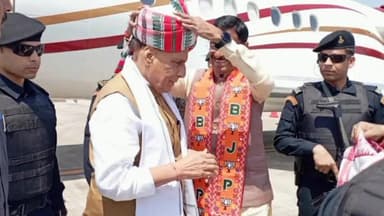 कांके: रांची एयरपोर्ट पहुंचे रक्षा मंत्री राजनाथ सिंह, किया गया जोरदार स्वागत