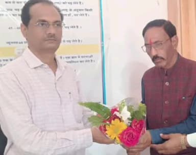 सुल्तानपुर: नवांगतुक BEO ने कुड़वार में ग्रहण किया कार्यभार, शिक्षकों ने BEO का पुष्प देकर किया स्वागत