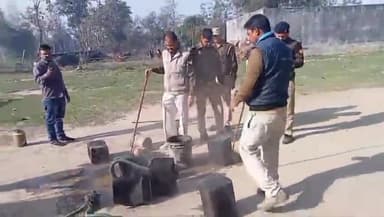 गोंडा: दनौवा व मजरठिया में आबकारी विभाग व पुलिस की संयुक्त टीम ने दी दबिश, 25 लीटर अवैध कच्ची शराब व 250 किलो लहन हुआ बरामद