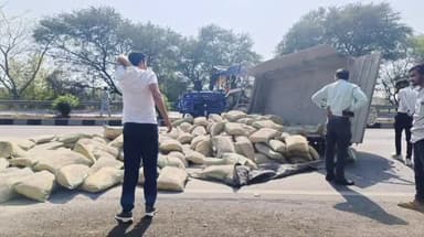 मंदसौर: महू नीमच मार्ग खिड़की माता हाईवे पर सीमेंट से भरी ट्रैक्टर-ट्रॉली पलटी, बड़ा हादसा टला