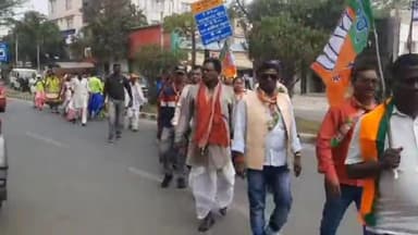 कांके: हरमू स्थित बीजेपी प्रदेश कार्यालय में कांग्रेस प्रदेश प्रवक्ता समेत सैकड़ों लोगों ने थामा बीजेपी का दामन