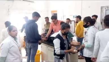 इटावा: ईश्वरीपुरा गांव में अज्ञात कारणों के चलते युवक ने कीटनाशक दवा का किया सेवन, गंभीर हालत में सैफई पीजीआई रेफर