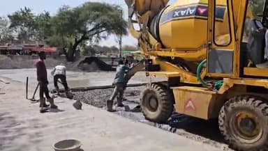 मंदसौर: पशुपतिनाथ लोक निर्माण कार्य को लेकर पार्किंग स्थल के कार्य में किया जा रहा है निर्माण कार्य में गड़बड़ी के आरोप लगे हैं