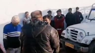 कालका: सीएम फ्लाइंग व CID टीम ने पिंजौर में कालका जी गैस एजेंसी के गोदाम पर मारा छापा, सिलेंडर से गैस निकालते पकड़े गए कर्मचारी