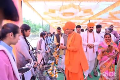 पोकरण: राजकीय उच्च माध्यमिक विद्यालय रामदेवरा में विधायक महंत प्रताप पुरी ने 111 बालिकों को निशुल्क साइकिल की वितरित