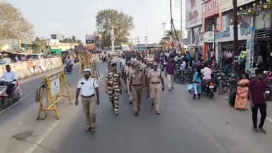 விருத்தாசலம்: பஸ் நிலையம், பாலக்கரை, கடைவீதி பகுதிகளில் மத்திய தொழில் பாதுகாப்பு படை வீரர்களின் கொடி அணிவகுப்பு நடைபெற்றது