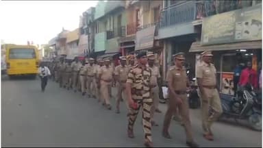 விருத்தாசலம்: விருதாச்சலம் மங்கலம்பேட்டையில் துணை ராணுவத்தினர் மற்றும் போலீசார் பாராளுமன்ற தேர்தலை முன்னிட்டு கொடி அணிவகுப்பில் ஈடுபட்டனர்