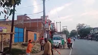 भदोही: आदर्श आचार संहिता लगते ही नगर से प्रशासन ने उतरवाया राजनीतिक पार्टियों के होर्डिंग।