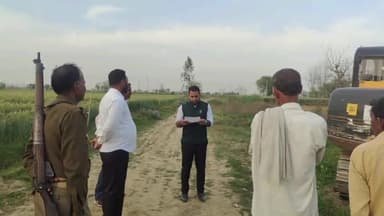 डिबाई: डिबाई के खुदादिया से एसडीएम दीपक कुमार ने पुलिस के साथ मिलकर मिट्टी का अवैध खनन करती जेसीबी और डंफर पकड़ा