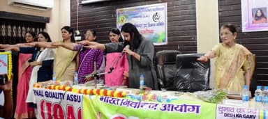 राजनांदगांव: शहर के दिग्विजय महाविद्यालय में जिला पंचायत सीईओ ने अंतरराष्ट्रीय महिला दिवस के अंतर्गत छात्राओं को मतदान की दिलाई शपथ