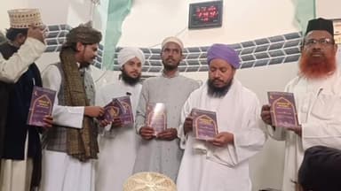 गोरखपुर: बक्शीपुर स्थित चिश्तिया मस्जिद में मुफ्ती-ए- शहर ने किया रमजान के मसाइल पुस्तक का विमोचन