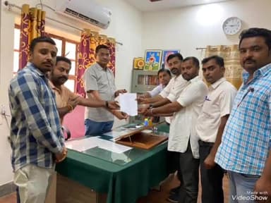 रानीवाड़ा: पुलिसकर्मी निरंजन को शहीद का दर्जा देने की मांग, सीएम के नाम उपखंड अधिकारी को सौंपा ज्ञापन