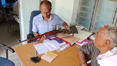 करपी: किंजर थाना परिसर में लाइसेंसी हथियारों का किया गया सत्यापन