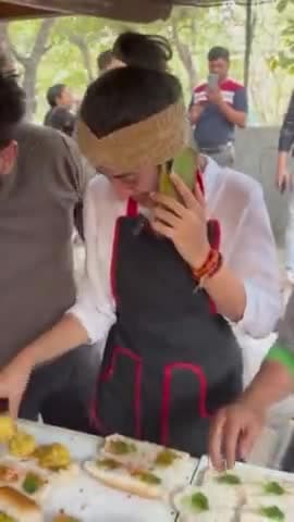 Delhi Vada Pav Girl: रो-रोकर वड़ा पाव बेचती नजर आई वायरल गर्ल, 
 #delhivadapav