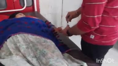 लखीमपुर: अनशन पर बैठी चर्चित कवित्री मधुमिता की बहन निधि शुक्ला की बिगड़ी तबीयत इलाज के लिए जिला अस्पताल में कराया गया भर्ती