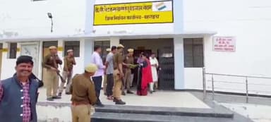 बहराइच: बहराइच में वेयर हाउस में सुरक्षित रखवायी गईं ईवीएम व वीवी पैट मशीन ,मौजूद रहे राजनैतिक दलों के प्रतिनिधि