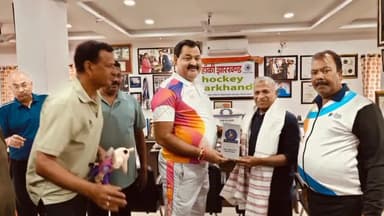 कांके: मोरहाबादी स्थित हॉकी झारखंड के कार्यालय पहुंचे राज्यसभा के उपसभापति, हॉकी इंडिया के महासचिव को दी बधाई