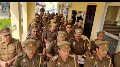 बिलारी: कोतवाली में आगामी लोकसभा चुनाव को लेकर थाना प्रभारी रविंद्र प्रताप सिंह ने पुलिस कर्मियों  ली बैठक