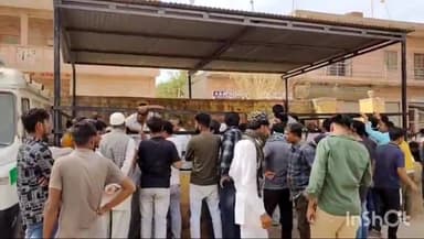 पोकरण: मालगाड़ी से कट कर दो युवकों की हुई मौत के मामले में पोकरण अस्पताल की मोर्चरी के आगे बैठे परिजन, हत्या की जताई आशंका