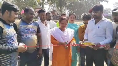 कुशीनगर ने विजयीपुर को हरा कर कप पर किया कब्जा विजेता टीम को कप प्रदान करती प्रीति किन्नर