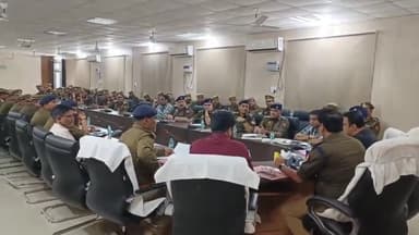 इटावा: पुलिस लाइन मीटिंग हॉल में लोकसभा चुनाव सकुशल संपन्न कराने के उद्देश्य से डीएम व एसएसपी की अध्यक्षता में की गई मीटिंग