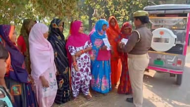 इकौना: शक्ति दीदी टीम ने गिलौला क्षेत्र मे महिलाओ व बालिकाओं को को बताए साइबर फ्राड से बचने के तरीके