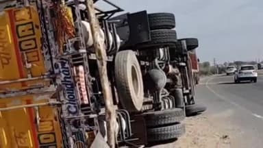 रामगढ़ शेखावटी: रामगढ़ बाईपास पर अनियंत्रित होकर पलटा ट्रक, बड़ा हादसा टला