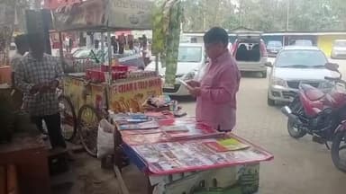 সোণাৰি: দেওবাৰে চৰাইদেউ মৈদামক্ষেত্ৰত বিৰোধী দলৰ দলপতি দেবব্ৰত শইকীয়া । ক্ৰয় কৰিলে গ্ৰন্হ ।