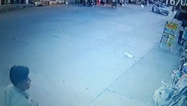 रावतभाटा: गाय बचाने के चक्कर में असंतुलित हुई कार , 2 मोटरसाइकिलों को टक्कर मार दुकान का तोड़ा शटर