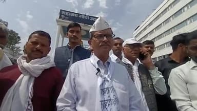 गोरखपुर: टाउनहॉल स्थित गांधी प्रतिमा पर आजाद अधिकार सेना के राष्ट्रीय अध्यक्ष ने 2007 दंगों के न्याय के लिए संघर्ष का बिगुल फूंका