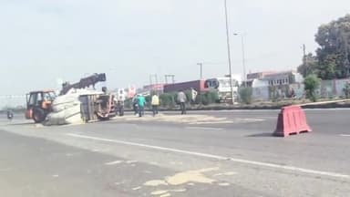 भरथना: बिरारी आश्रम के सामने NH-19 पर सरसों भूसा लदी ओवरलोड ट्रैक्टर ट्राली अनियंत्रित होकर पलटी