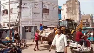 मुंगेर: नगर निगम द्वारा आदर्श आचार संहिता का अनुपालन कराते हुए शहर के विभिन्न चौक चौराहों से हटाए गए बैनर पोस्टर