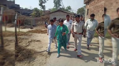 हरलाखी: कमतौल गांव में हुई भीषण आगलगी की घटना के बाद हरलाखी सीओ, थानाध्यक्ष व सामाजिक कार्यकर्ताओं ने लिया जायजा