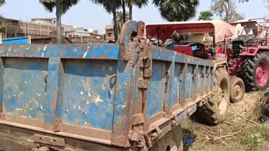 धोरैया: अठपहरा बालू घाट में पुलिस की छापामारी को देख बालू अनलोड कर भाग रहे एक ट्रैक्टर को पुलिस ने किया जब्त