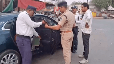 सिंगरौली: माजन मोड़ पर यातायात पुलिस टीम ने की सघन वाहन चेकिंग, ₹50000 से अधिक का जुर्माना वसूला गया