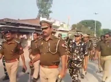 भदोही: सीओ भदोही के नेतृत्व में केंद्रीय बल ने भदोही, सुरियावा ,दुर्गागंज में किया फ्लेग मार्च।