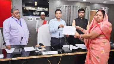 बक्सर: कलेक्ट्रेट परिसर में जिला परिषद अध्यक्ष को डीएम ने दिलाई शपथ, दिया गया प्रमाण पत्र