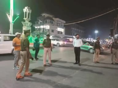 भदोही: रजपुरा चौराहा और पकरी तिराहा पर क्षेत्राधिकारी भदोही और थानाध्यक्ष भदोही के साथ वाहनों की ली गई तलाशी।